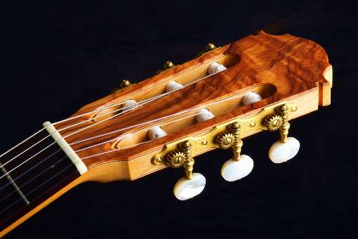 Bild 3: Gitarrenkopf mit feinen Furniermaserungen  Model Classico Olive. Foto: SCHNITZ Gitarren